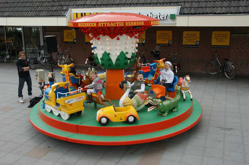 Draaimolen van Heesbeen op een plein